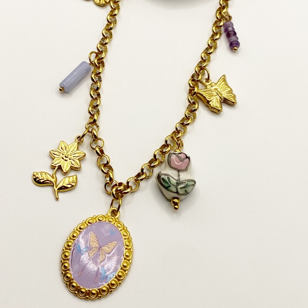 NEW Gold Charm Necklace With Floral Pendant - Picture 3 of 9